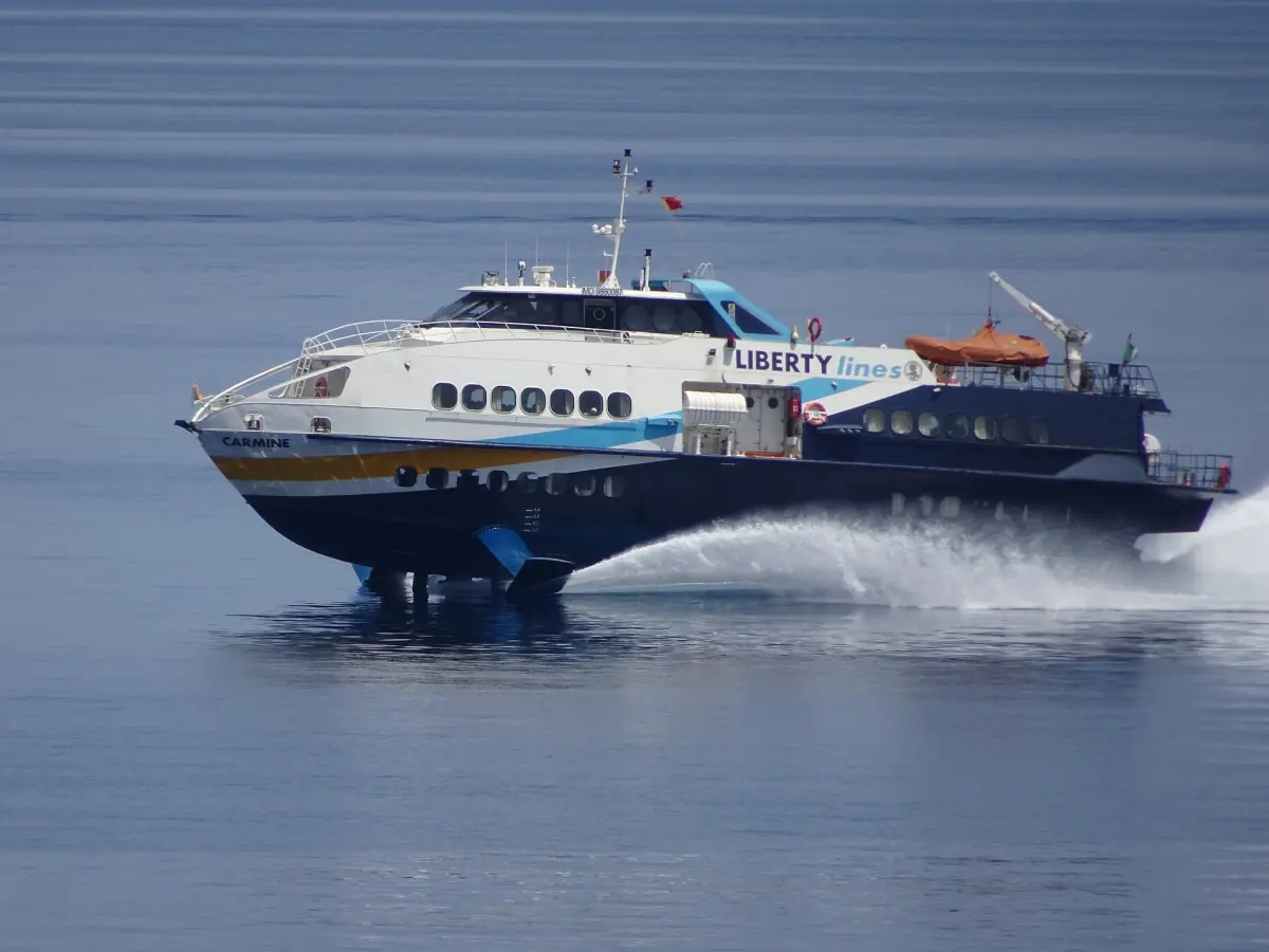 Ein Tragflügelboot auf der Route zu den Liparischen Inseln