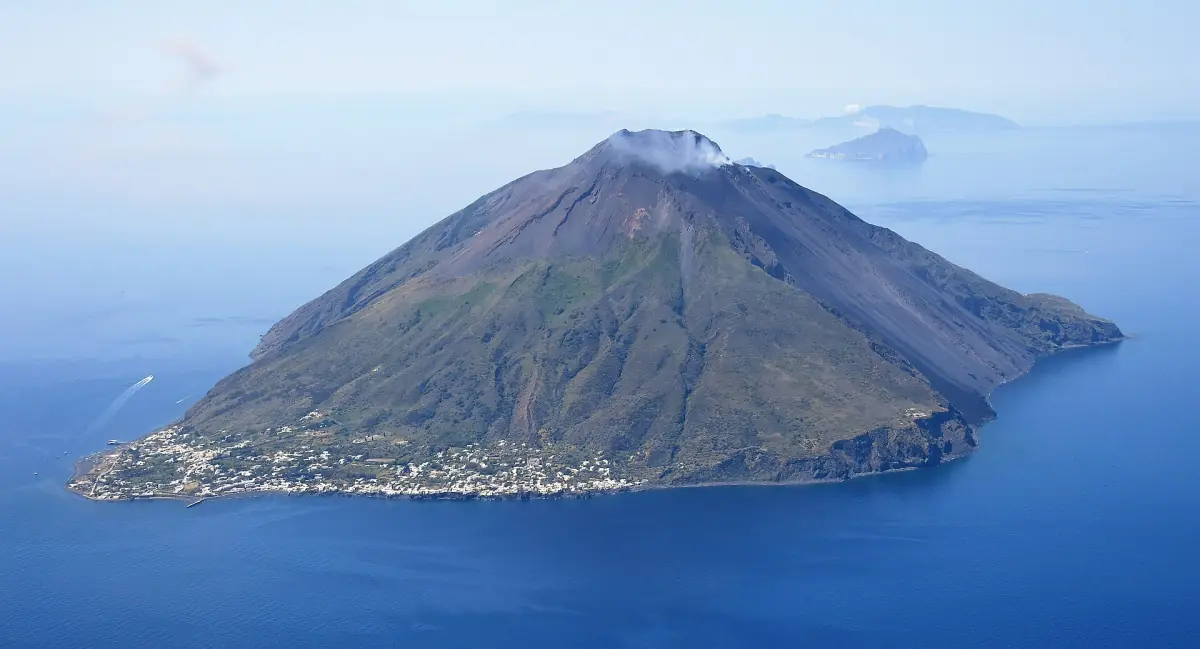 Stromboli aus der Luft, von Nordosten