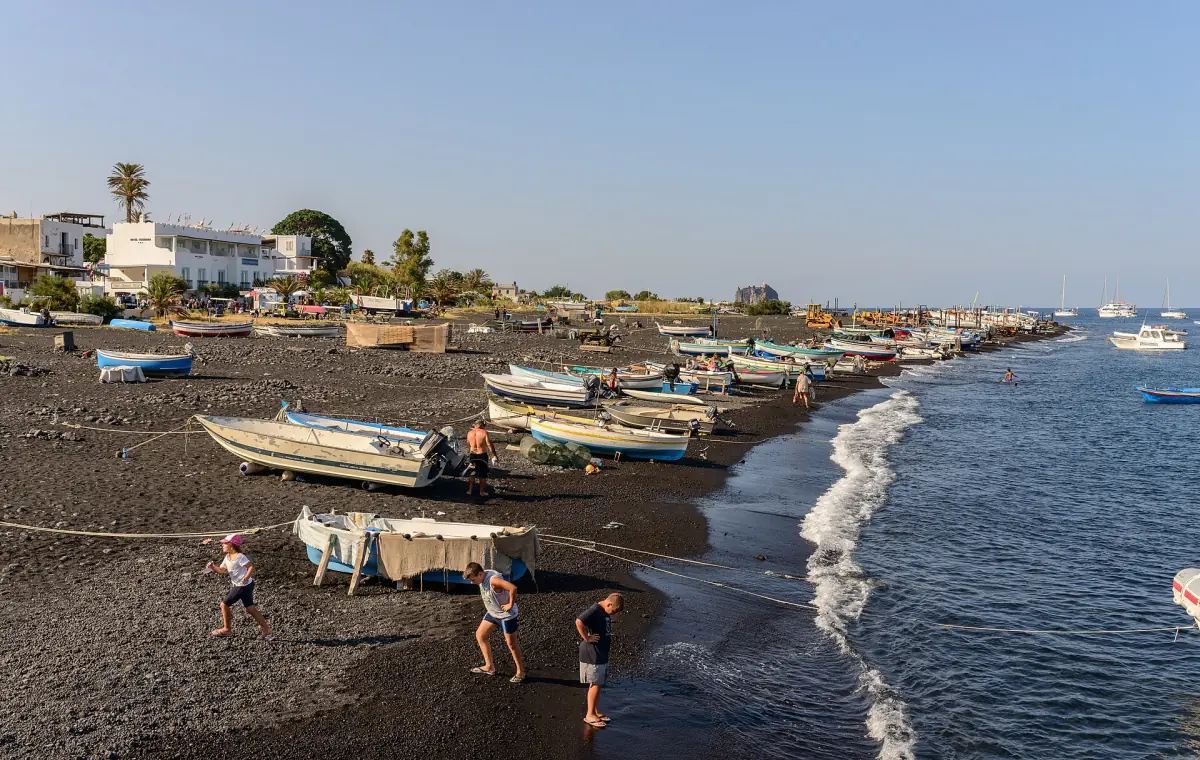 Boote am schwarzen Sandstrand von Stromboli