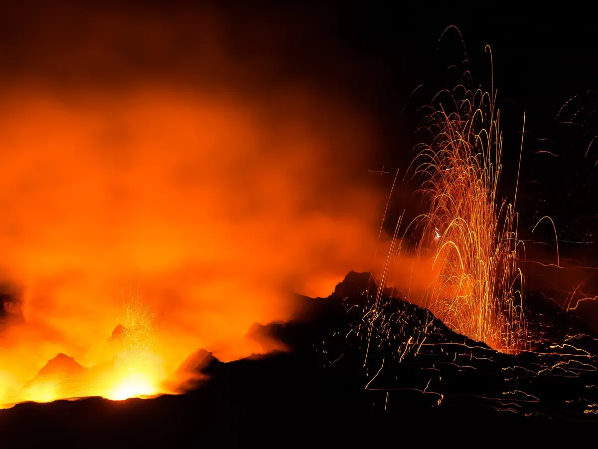 Ein nächtlicher Ausbruch am Gipfel des Stromboli
