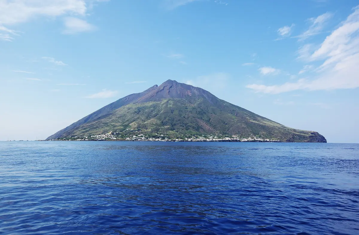 Stromboli erhebt sich aus dem Meer