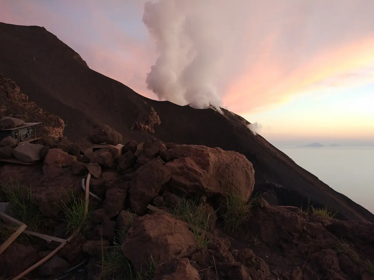 Die oberen Hänge des Stromboli in der Dämmerung